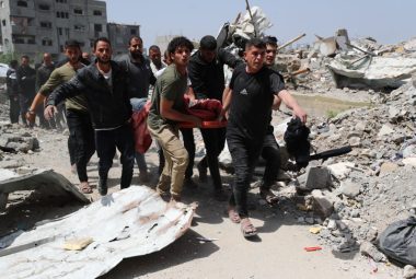 SENSITIVE MATERIAL. THIS IMAGE MAY OFFEND OR DISTURB    People carry a Palestinian casualty after following an Israeli strike, after the Israeli army issued evacuation orders, in the Shujaiya neighborhood of Gaza City April 3, 2025. REUTERS/Mahmoud Issa